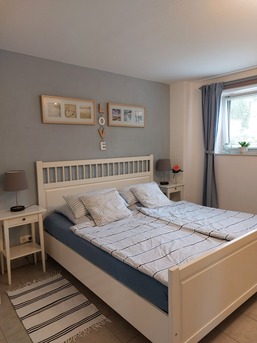 Schlafzimmer mit Fernseher